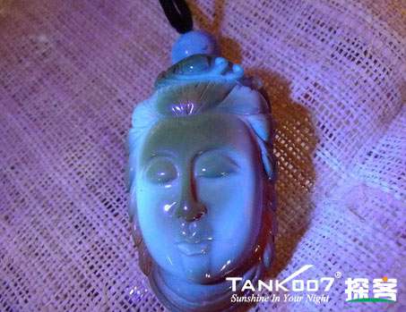 網(wǎng)上用紫光手電鑒定琥珀的帖子這么多，哪個(gè)是真假？